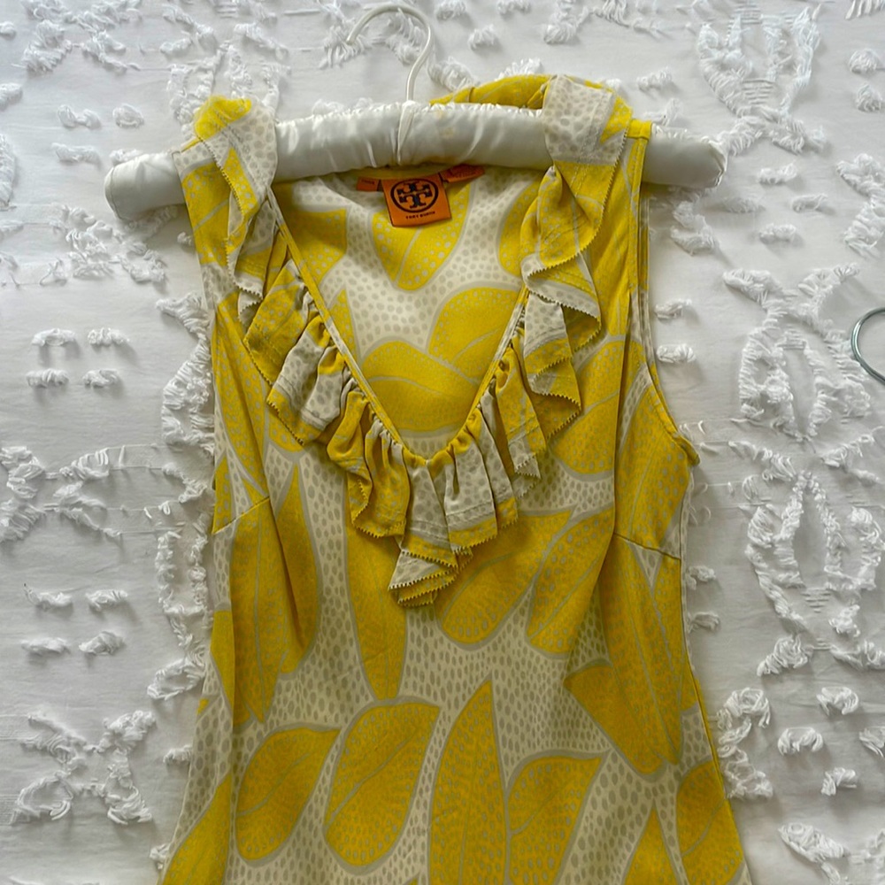 Tory Burch 100% Ruffled V Neck Silk Tank.